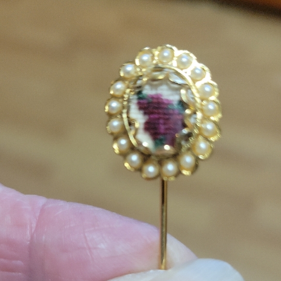 Elegant Gold Brooch Pin Set - Picture 3 of 6